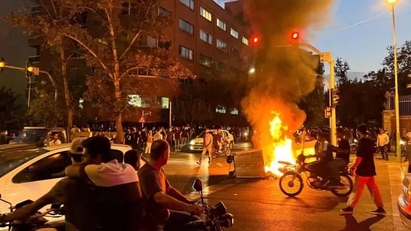 İ﻿ran'daki protestolar: 'Sesimizi kesmezsek, bize tecavüz edeceklerini söylediler'