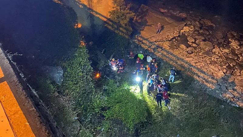 50 metreden şarampole devrilen otomobilde bir aileden 4 kişi yaşamını yitirdi