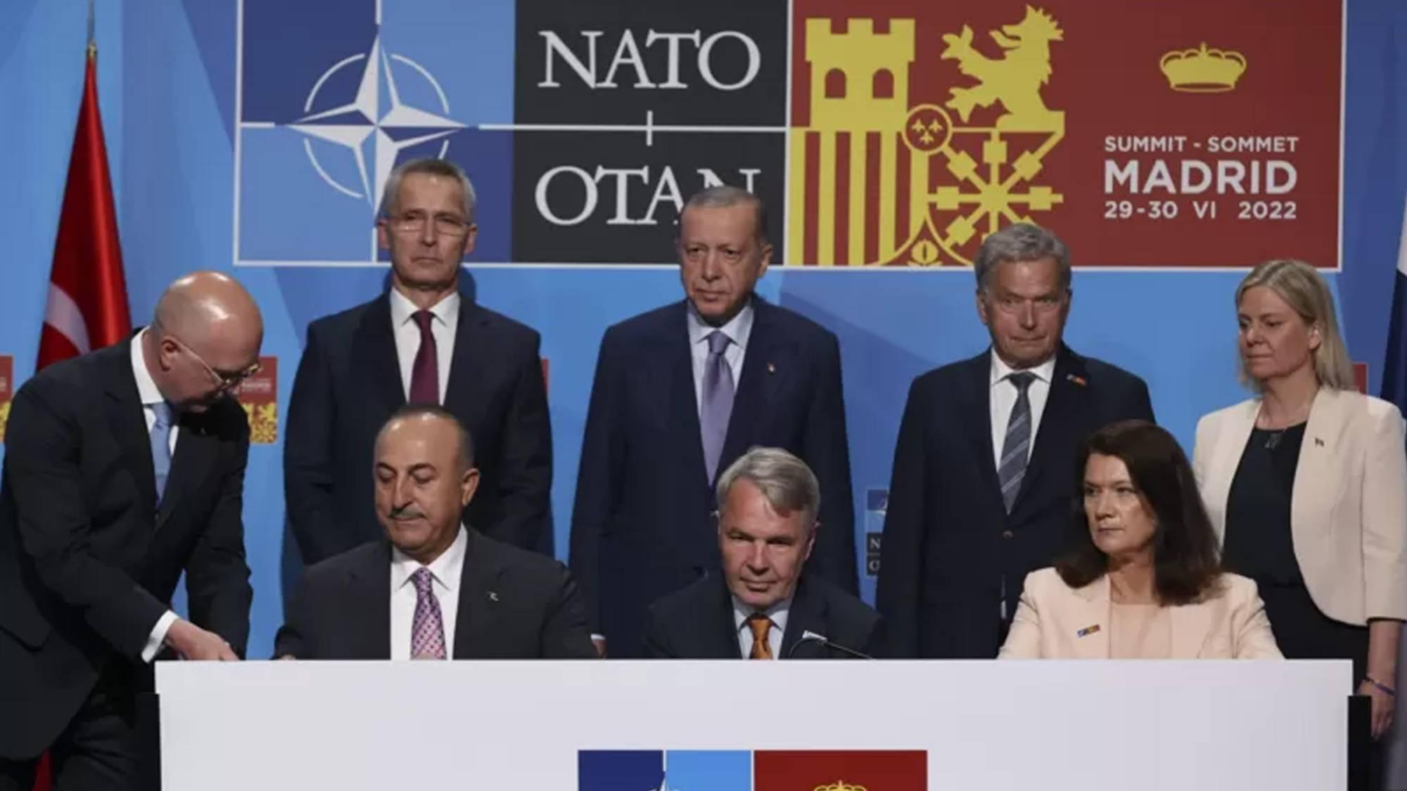 NATO Genel Sekreteri Jens Stoltenberg’in de girişimleriyle Türkiye, İsveç ve Finlandiya, 29 Haziran’da Madrid’de üçlü bir protokol imzalamış ve ancak bu adımla iki ülkenin ittifaka davet edilmelerinin önü açılmıştı