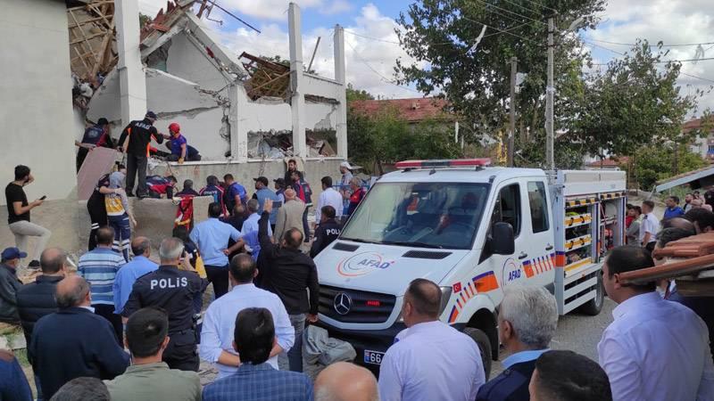 Yozgat'ta doğalgaz patlaması sonucu 2 katlı ev çöktü; enkazda kalan anne ve kızı yaralı kurtarıldı