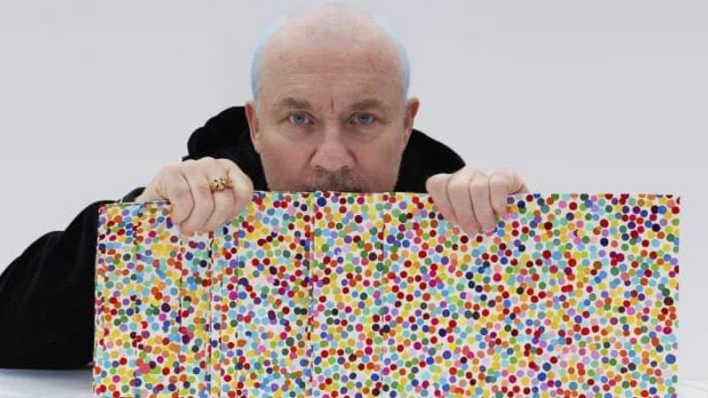 Damien Hirst, NFT’si satılan yüzlerce eserini yakıyor