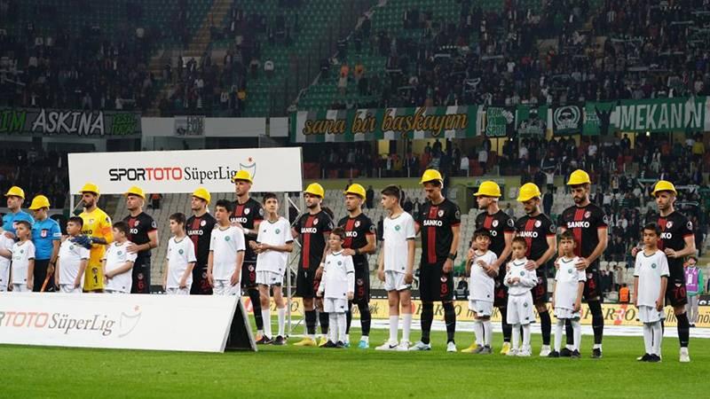 Konyaspor-Gaziantep FK maçında futbolcular ve hakemler sahaya baretle çıktı