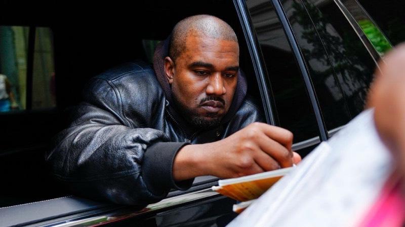 Kanye West, sosyal medya platformu Parler’i satın alıyor