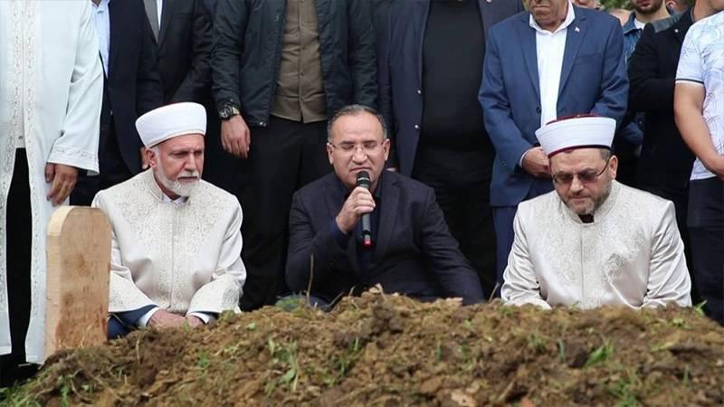 Maden işçisinin mezarında Kur'an okuyan Bakan Bozdağ: Adalet Bakanlığı yapmak Kur'an okumaya engel değil, laiklikle ilişkilendirilemez