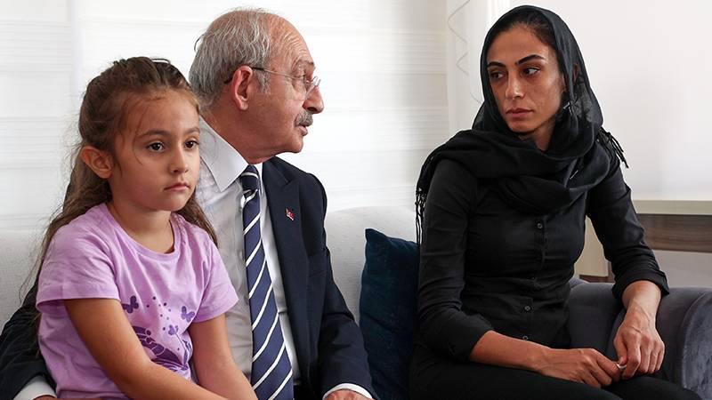 Kılıçdaroğlu'ndan şehit polisin eşine taziye ziyareti