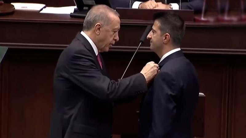 İsmail Saymaz: CHP'den seçilip 2 parti değiştiren, 11 partiyle görüşen Teğmen Çelebi, Fakıbaba'dan örnek alsın!