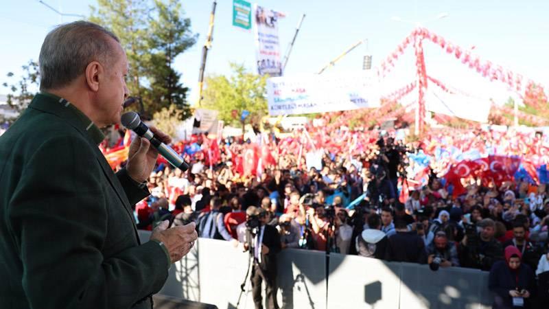 Sabah başyazarı Barlas: Son 20 yılda Kürt vatandaşlarımızın temel hak ve özgürlükleri konusunda hayal bile edilemeyen gelişmeler yaşandı; Diyarbakır'daki Erdoğan coşkusu da bunun göstergesi