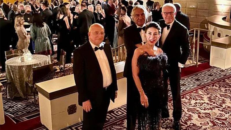 Soldan sağa: Vahap Munyar, Mehmet Y. Yılmaz, Ertuğrul Özkök Suzan Sabancı Dinçer ile birlikte