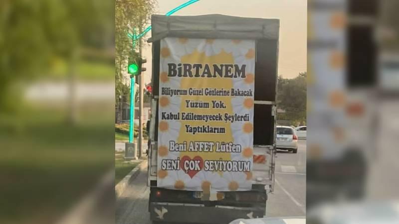 Yer, Adana: Kamyonetinin arkasına astığı pankartla özür diledi