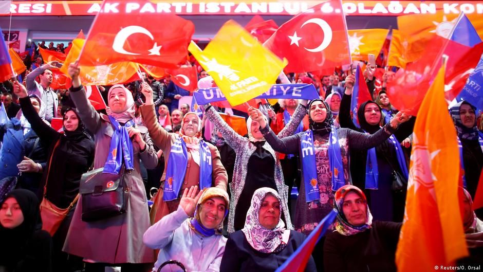 AKP "daha İslami bir Türk kimliği" mi oluşturuyor?