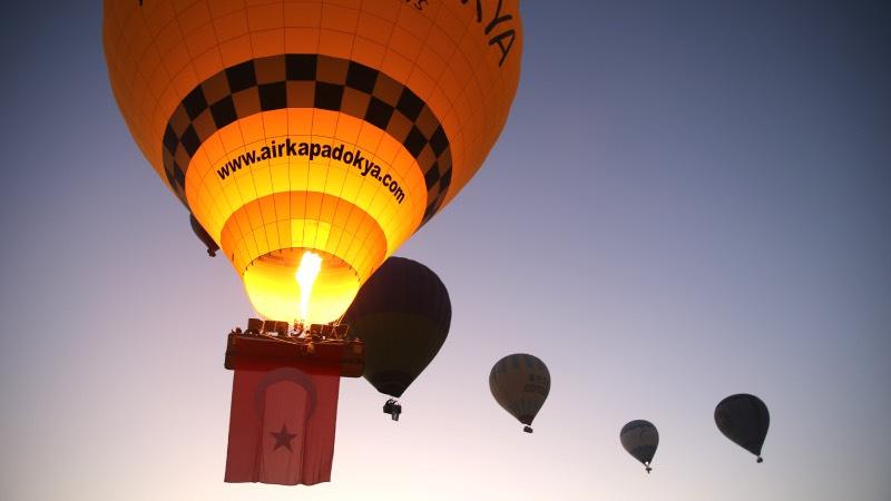 Kapadokya'da balonlar, Türk bayrakları ve Atatürk posterleriyle uçtu