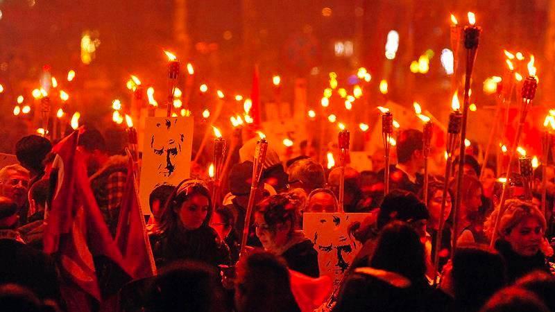 Sabah yazarı Ardıç: Fener alayı bir Nazi gösterisidir