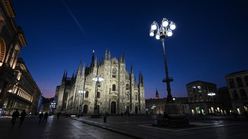 Duomo Meydanı'ndaki ışıklar, enerji tüketimini azaltmak için erken kapatılıyor