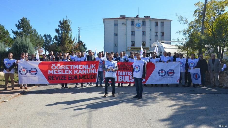 Öğretmenler iş bıraktı: "Mesleğimizin onuruna hakaret"