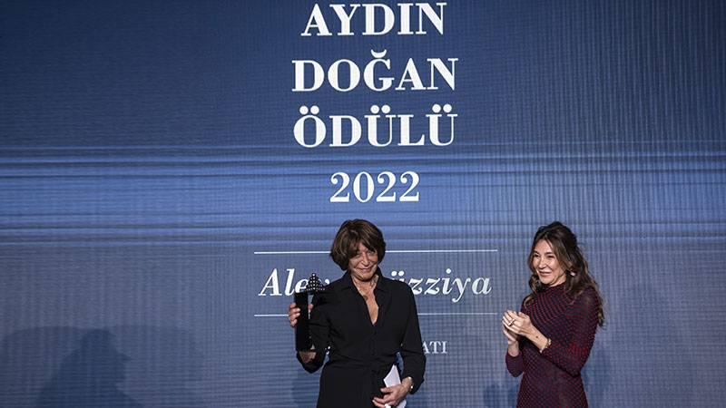 Alev Ebüzziya'ya ödülünü, Aydın Doğan Vakfı Yönetim Kurulu Başkan Vekili Vuslat Doğan Sabancı (sağda) verdi