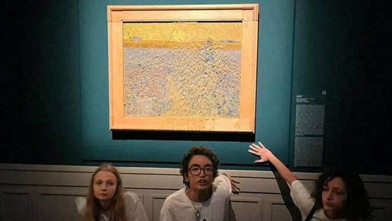 İklim aktivistlerinden Van Gogh tablosuna saldırı; sebze püresi fırlattılar