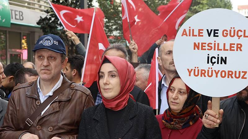 AKP milletvekili Bahar Ayvazoğlu (sağda), Karadeniz Teknik Üniversitesi Rektörü Prof. Dr. Hamdullah Çuvalcı (solda),