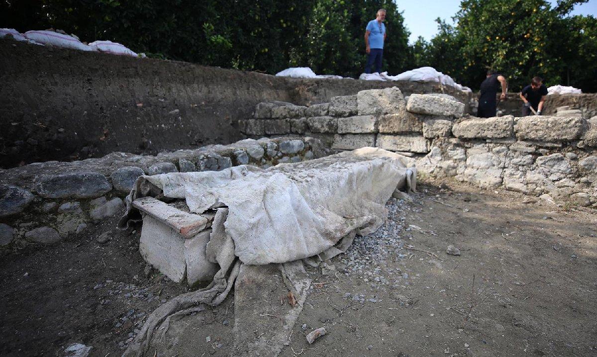 Hatay’daki kilise kazısında mezar odaları bulundu