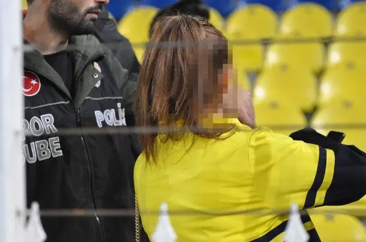 Fenerbahçe tribününde taciz krizi; fotoğraflarını çeken taraftarın telefonunu alıp polise şikâyet ettiler