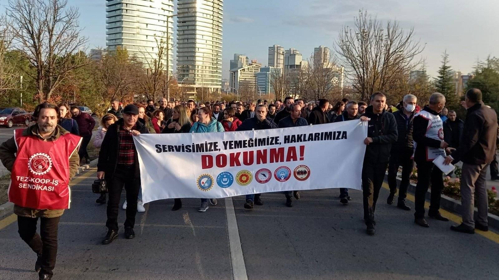 ODTÜ işçilerinden eylem: "Servisimize, yemeğimize, haklarımıza dokunma!"