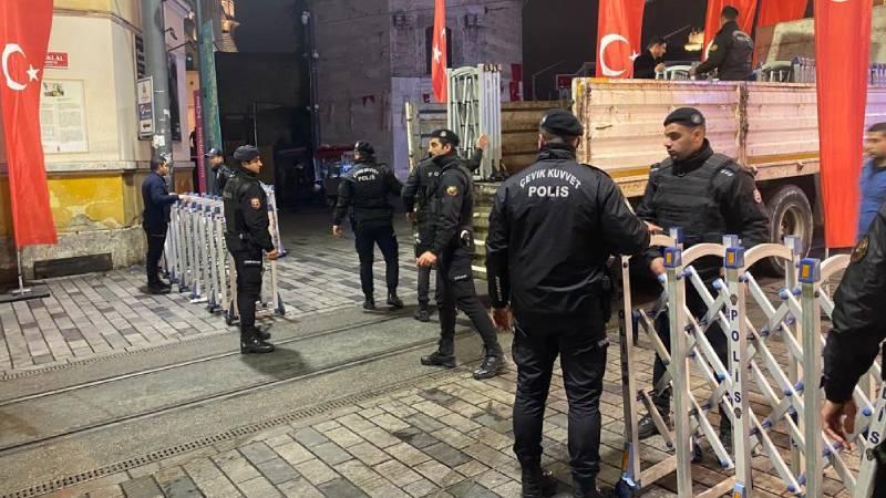 Patlamanın ardından beton saksıların kaldırıldığı İstiklal Caddesi yaya trafiğine açıldı