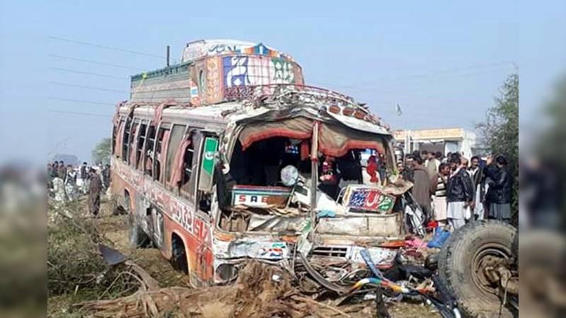 Pakistan’da minibüs su kanalına düştü: 18 ölü