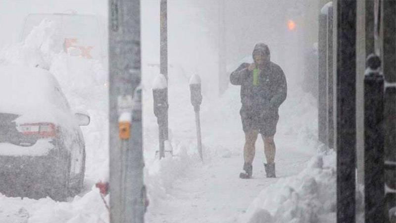 New York'ta etkili olan kar fırtınasında iki kişi öldü