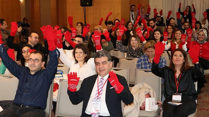 Diyabet kongresinde doktorlardan kırmızı çorapla farkındalık hareketi