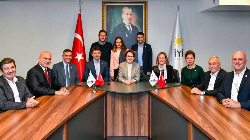 Akşener’den Erdoğan’a fotoğraflı yanıt: Gördüğün gibi yanımdakiler fevkalade sağlam, liyakat tavan