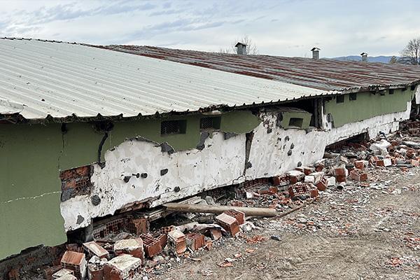 Çöken tavuk çiftliğinin minik depremzedeleri