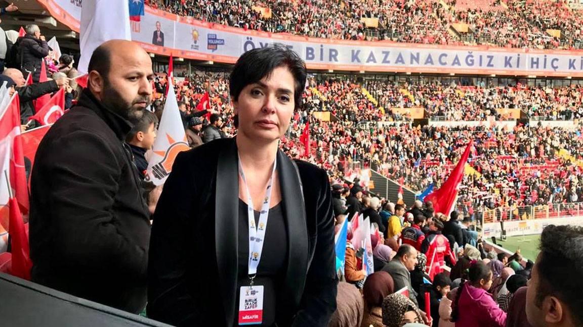 Özlem Gürses, Erdoğan’ın İstanbul Buluşması’nı izledi; tribünlerdeki AKP’liler Erdoğan ve Bahçeli için ne düşünüyor, zamlardan kimi sorumlu tutuyor, çözümü nerede görüyor?