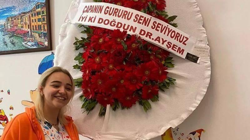 Sahte doktor, doğum gününde kendisine çelenk göndermiş: "Çapa'nın gururu seni seviyoruz"