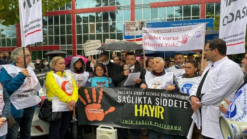 İzmir'de 'sağlıkta şiddet' protestosu: "Seyirci kalanlara ve sırt sıvazlayanlara asla meydanı boş bırakmayacağız!"