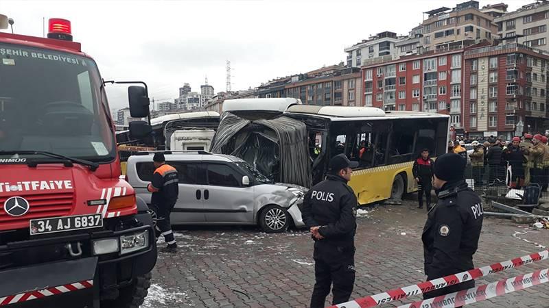 İETT otobüsü ile tramvay çarpıştı; 4'ü ağır, 19 yaralı