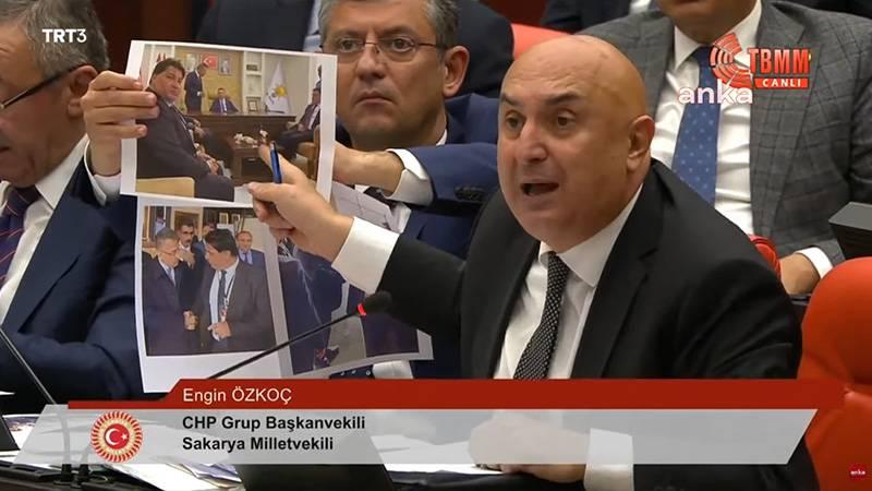 CHP'li Özkoç, sınır kapısında eroinle yakalanan Veysel Filiz ile 'irtibatım yok' diyen Fuat Oktay'ın Filiz ile makam odasında çekindiği iddia edilen fotoğrafları gösterdi