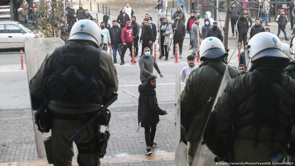 Yunanistan'da Roman genci başından vuran polis hâkim karşısında