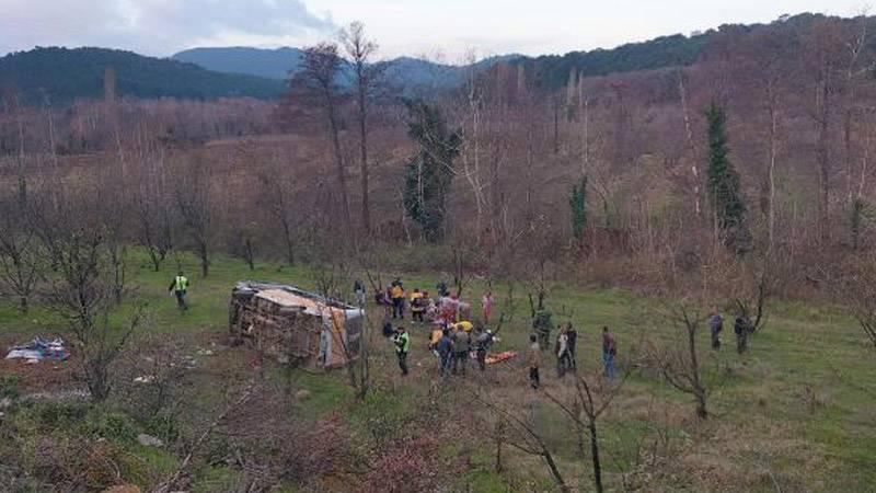 İşçileri taşıyan minibüs devrildi; uzman er öldü, 9 yaralı  