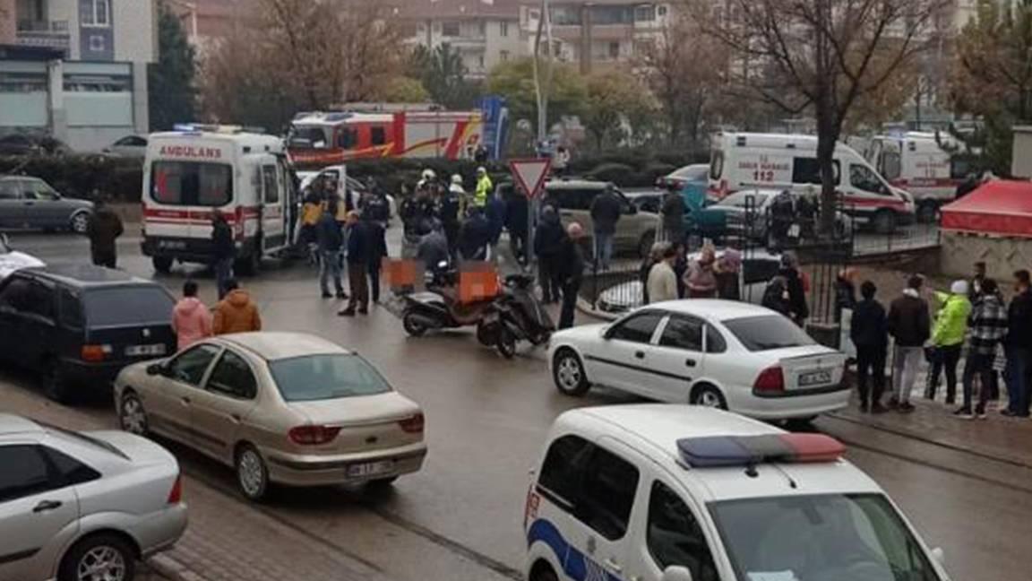 Ankara'da otomobil yayalara çarptı: 2'si çocuk 3 yaralı 