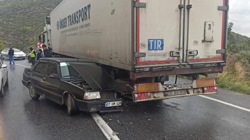 Virajı alamayan otomobil, TIR'ın altına girdi: 1’i çocuk 4 yaralı