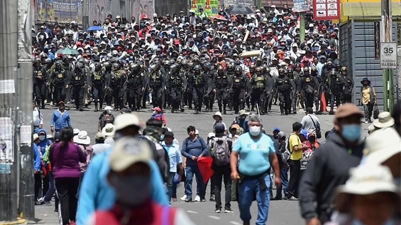 Peru Savunma Bakanı Alberto Otarola, ülkede 30 gün boyunca OHAL ilan edildiğini açıkladı. 