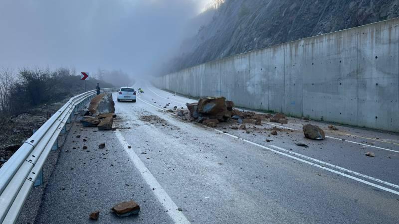 Bartın'da yamaçtan kopan kayalar yola düştü