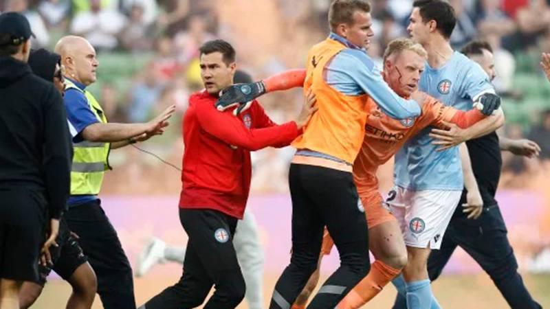 Melbourne City-Melbourne Victory maçında saha karıştı!