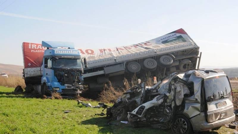 Şırnak'ta kamyonet ve TIR çarpıştı; 4 kişi hayatını kaybetti