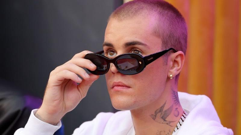 Justin Bieber, ünlü giyim markasını kendi adını izinsiz kullanmakla suçladı