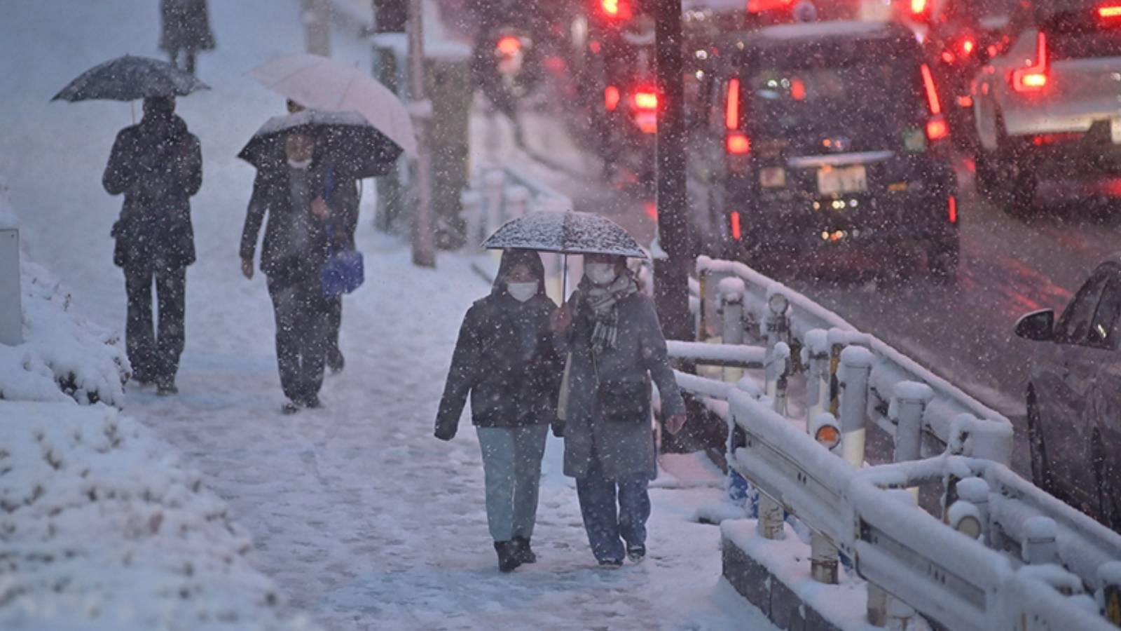 Japonya'da kar fırtınası: Sekiz kişi hayatını kaybetti 