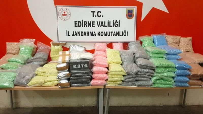 Bakan Soylu Edirne’de TIR’da yakalanan uyuşturucuları paylaştı: Kökünü kurutana kadar mücadeleye devam