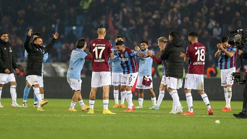 Trabzonspor'un galibiyeti yerel basında: "Bak şu Allah'ın işine 61'de yazdık deftere 90+10'da çıktık zirveye"