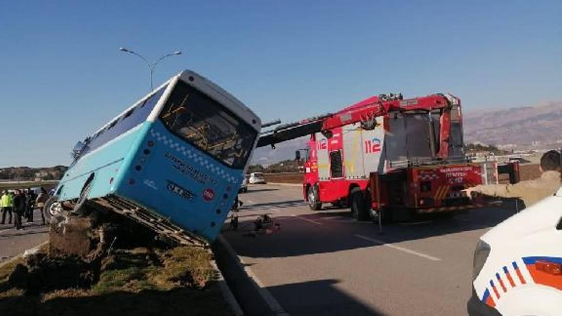 Kahramanmaraş'ta halk otobüsü, aydınlatma direğine çarptı: 12 yaralı