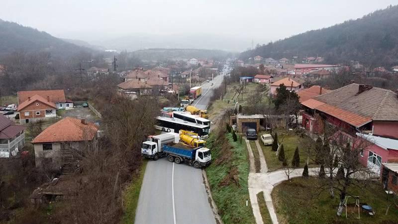 Kosova ile Sırbistan arasında gerginliğe neden olan eski Kosovalı Sırp polis memuru hakkındaki tutukluluk kararı, ev hapsine çevrildi.