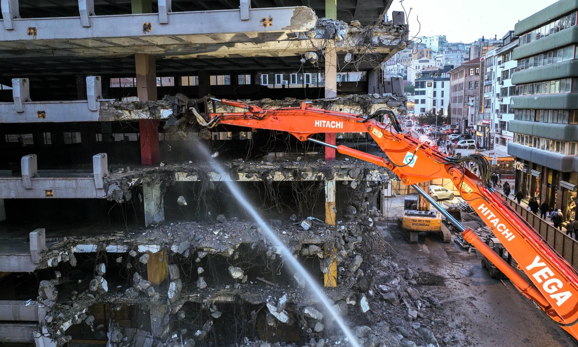 Karaköy'deki İstanbul'un ilk katlı otoparkının yıkımına başlandı 